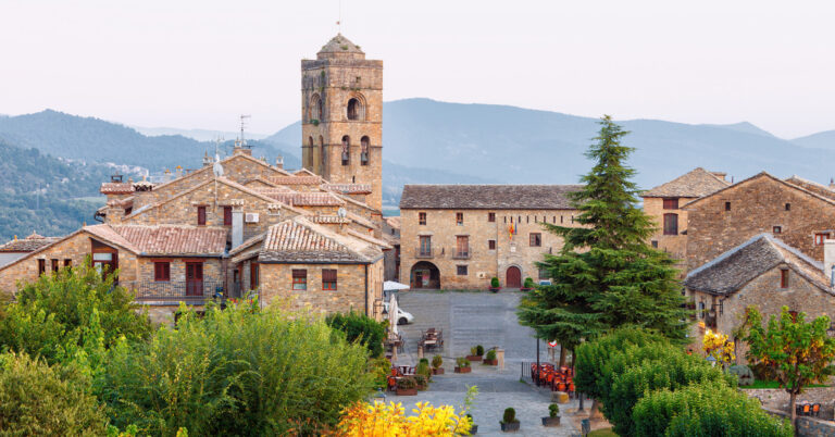 スペインの美しい村アインサ。ウエスカ県のピレネー山麓に佇んでいます。